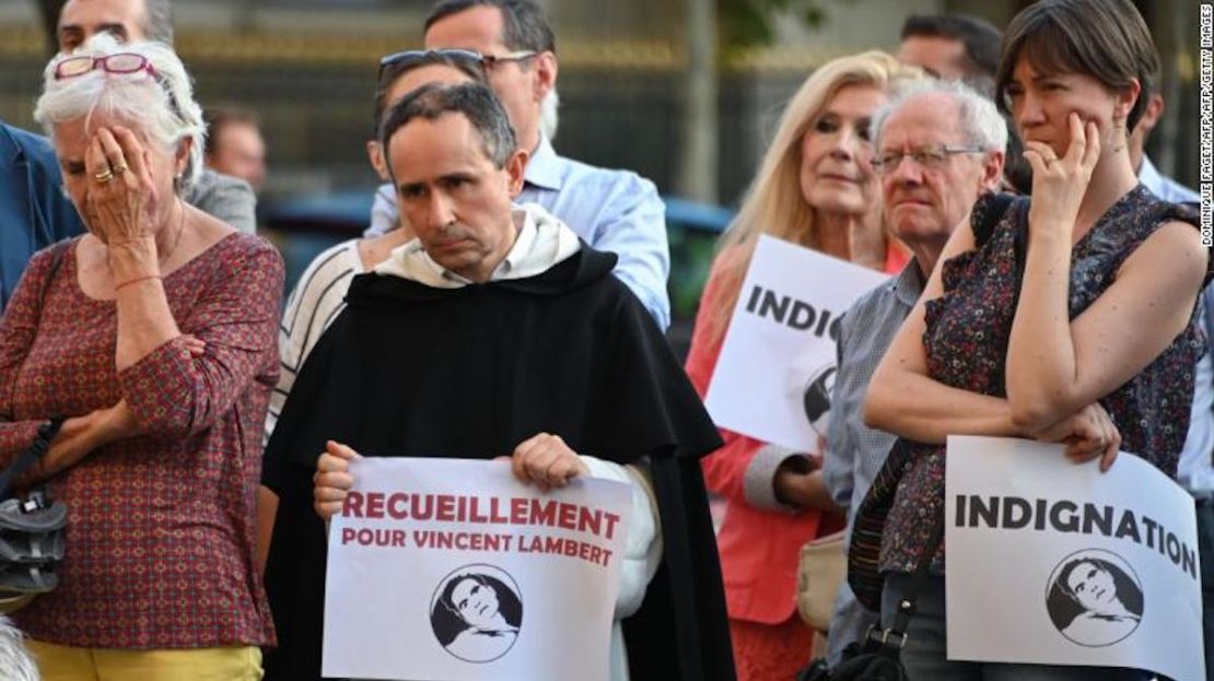 Un grupo de personas reza por Lambert frente a la iglesia de Saint-Sulpice en París el 10 de julio de 2019.