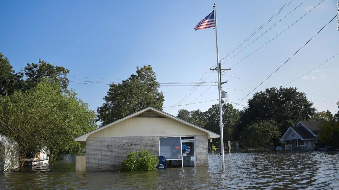 CNNE 671624 - louisiana bajo inundaciones y se prepara para un huracan