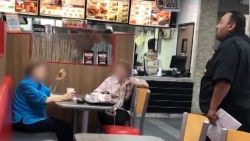 CNNE 671767 - mujeres reganan a gerente de burger king por hablar espanol