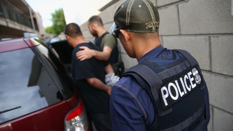 Agentes ICE capturando a inmigrantes en redadas en Nueva York | Foto: CNN   
