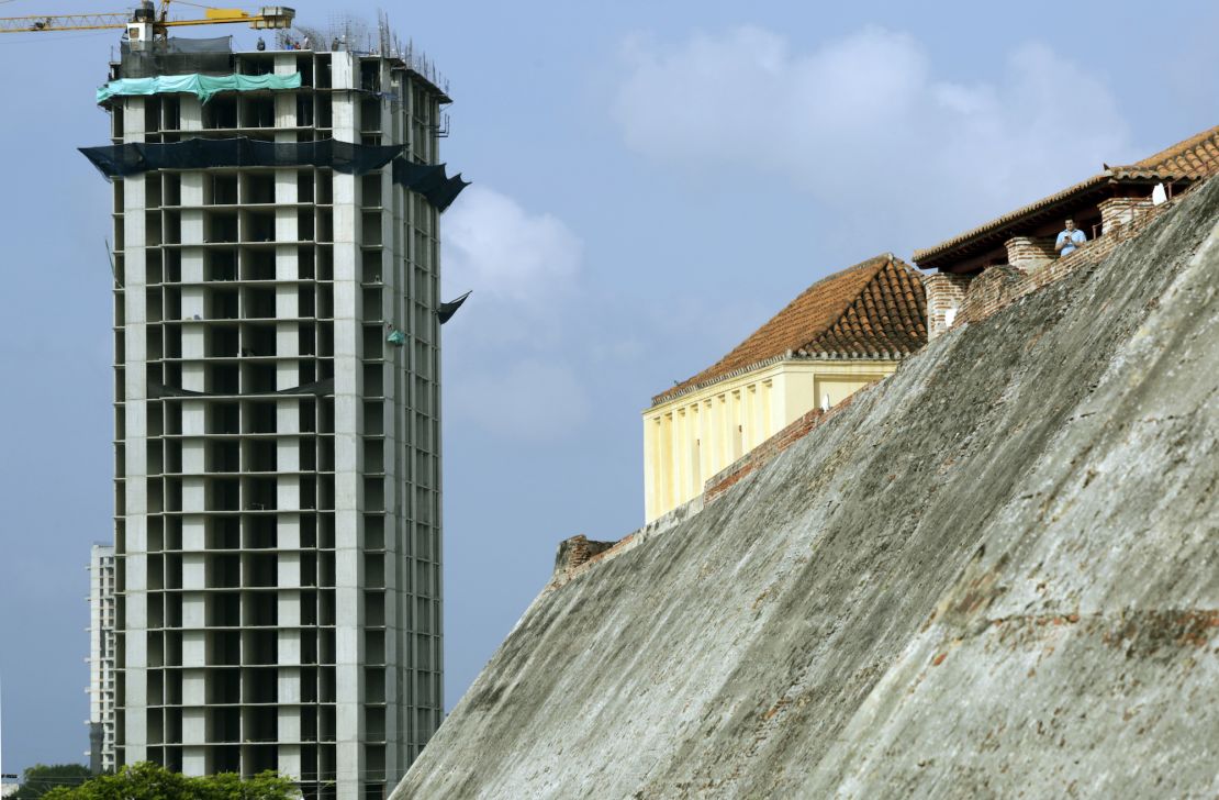 CNNE 671979 - gobierno colombiano preocupado por construcciun cercana a castillo san felipe