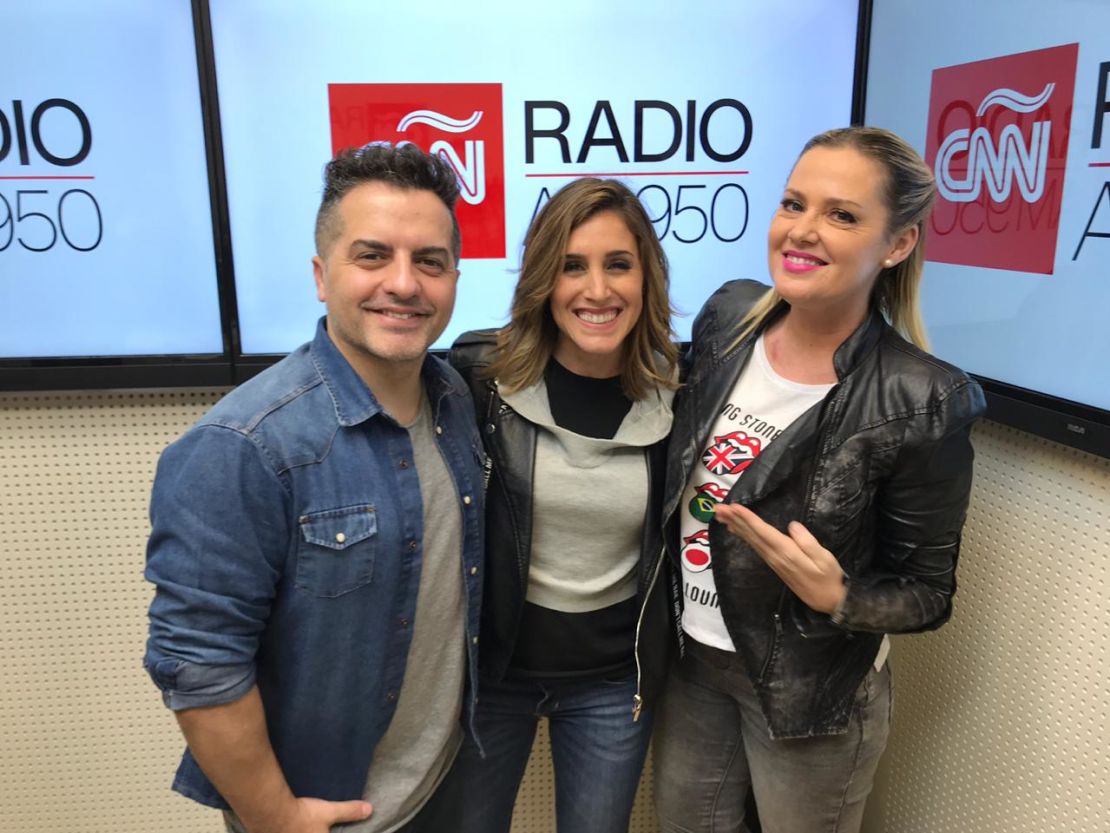 Soledad Pastorutti en los estudios de CNN Radio Argentina. A su derecha, el conductor Ángel de Brito; a su izquierda la periodista Pilar Smith.