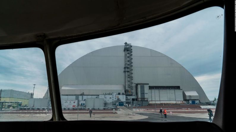 En noviembre de 2016, la estructura del 'Nuevo confinamiento seguro' se colocó sobre el antiguo sarcófago para evitar que el reactor contaminara aún más el medio ambiente. El gobierno ucraniano tomó el control de la nueva estructura de confinamiento.