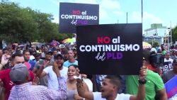 CNNE 672175 - medina busca un tercer mandato y dominicanos protestan