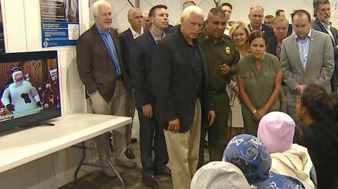 Vicepresidente Mike Pence habla con un grupo de niños en el centro de detención en Donna, Texas, el 12 de julio de 2019.