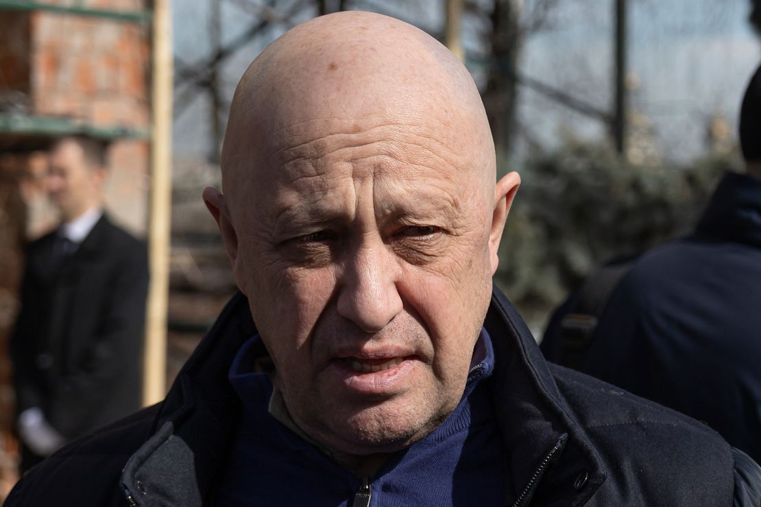 Yevgeny Prigozhin asiste a un funeral en Moscú, Rusia, el 8 de abril.