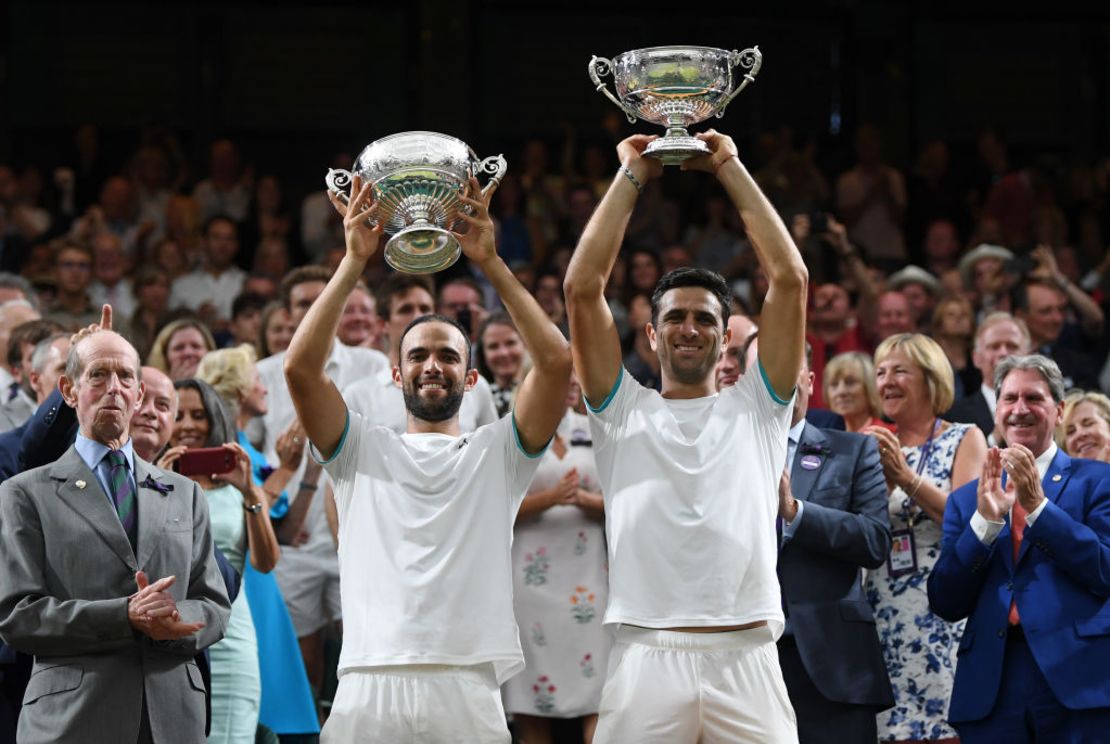 Cabal y Farah celebran su título en el abierto de Wimbledon en julio de 2019.