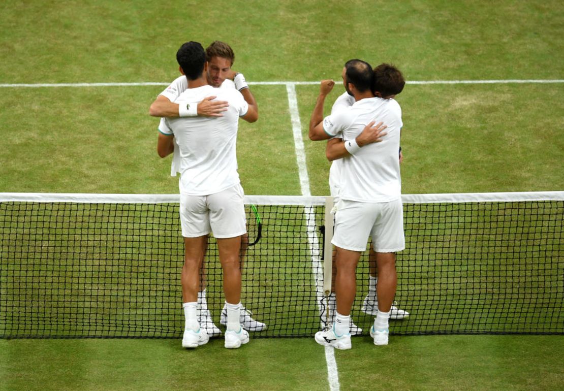 Sebastián Cabal y Juan Robert Farah se dan la mano con sus oponentes Nicolas Mahut  y Edouard Roger-Vasselin (Matthias Hangst / Getty Images).