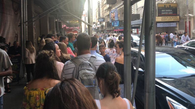 En esta foto en la estación del Metro de la calle 53, los ciudadanos fueron informados del apagón y se les pidió evacuar la estación y el tren.