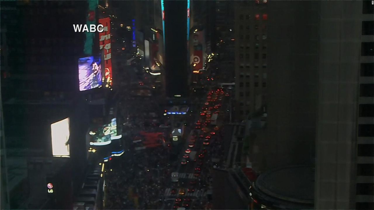 CNNE 672474 - mira el times square a oscuras