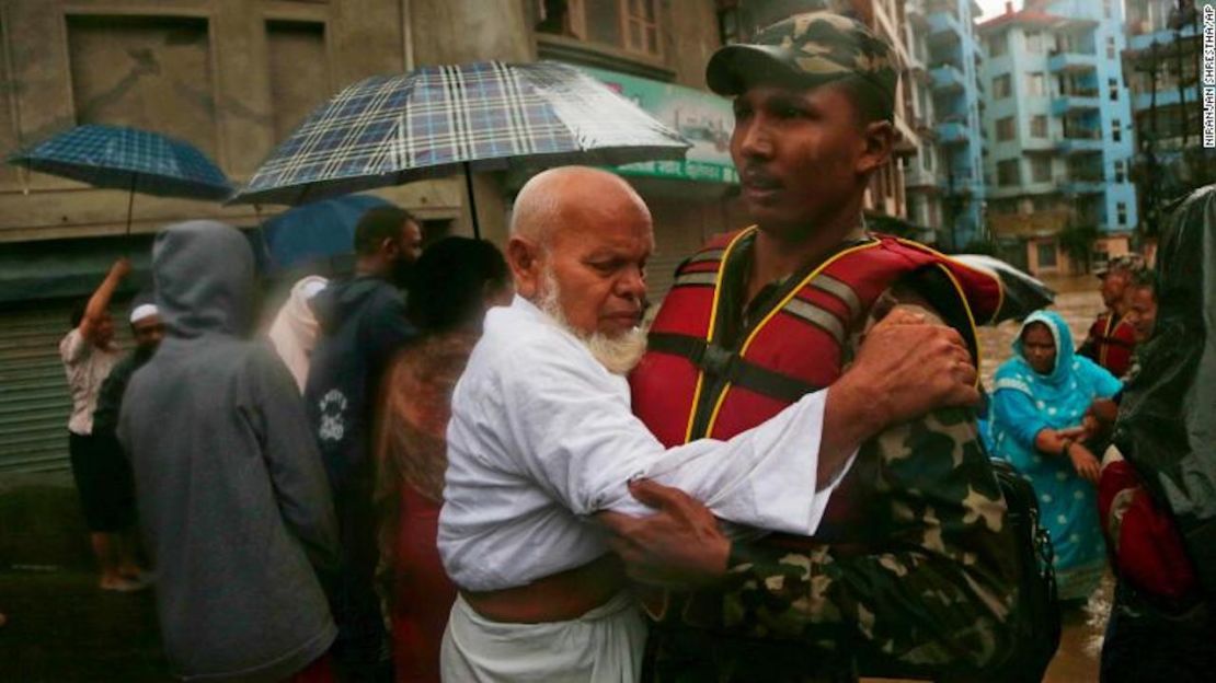 Un soldado nepalí traslada a un anciano a un área más segura en Katmandú el 12 de julio de 2019.