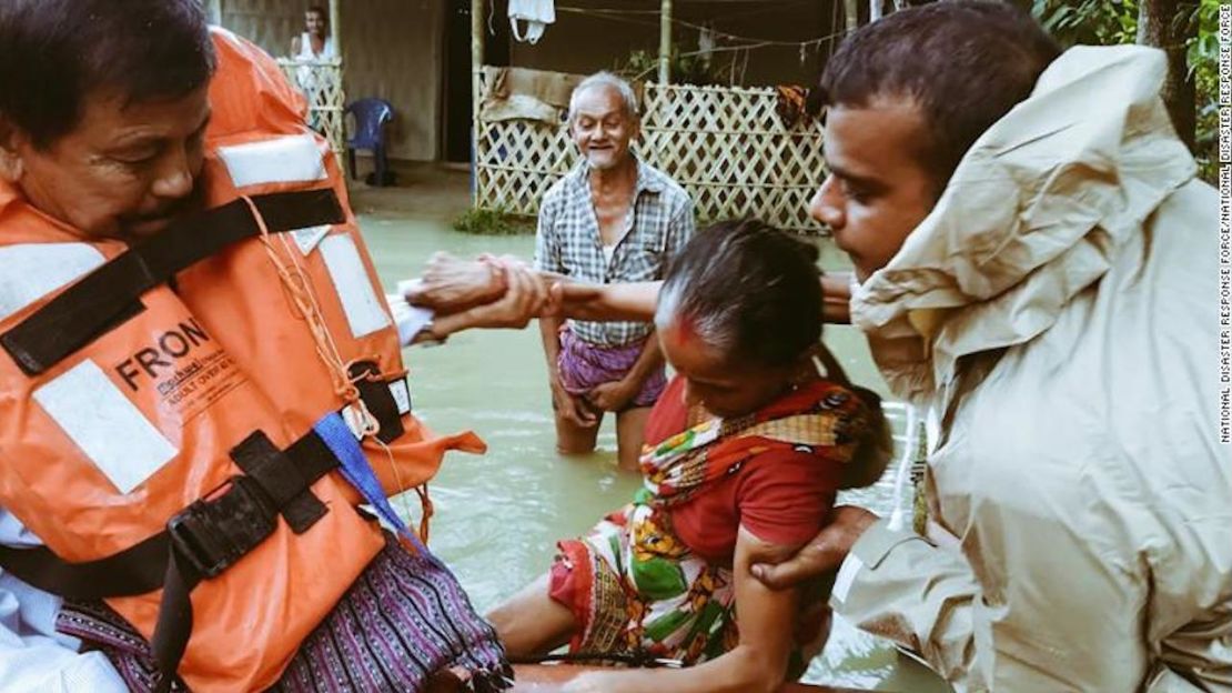 La Fuerza Nacional de Respuesta de Desastres de la India evacúa a las personas en las partes inundadas del estado de Assam.