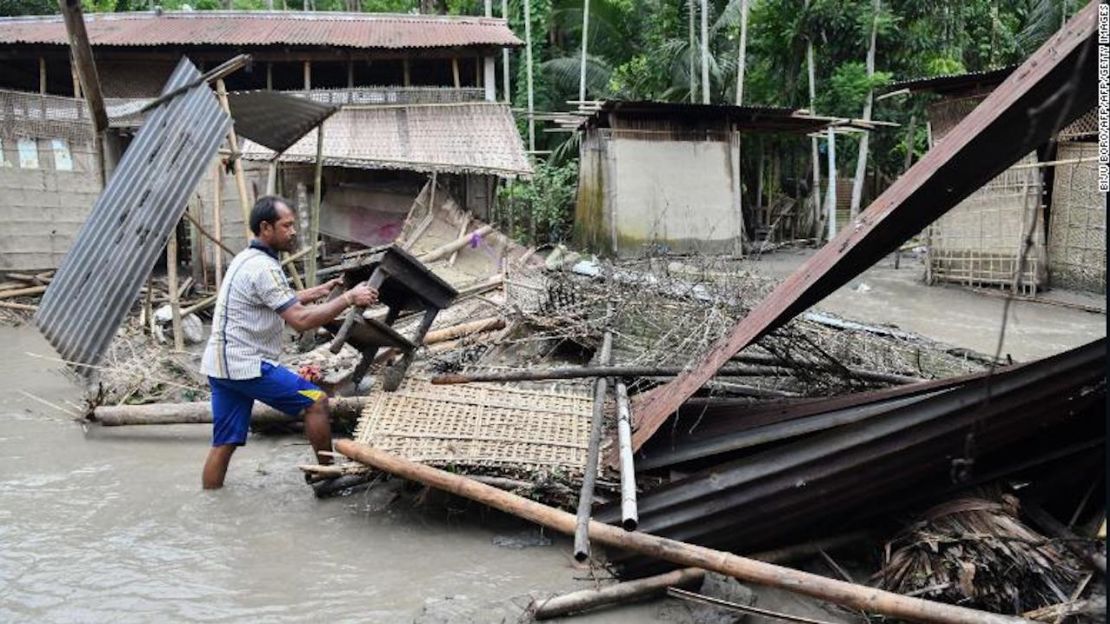 Un hombre indio cerca de los escombros de su casa en el estado de Assam, el 13 de julio de 2019.