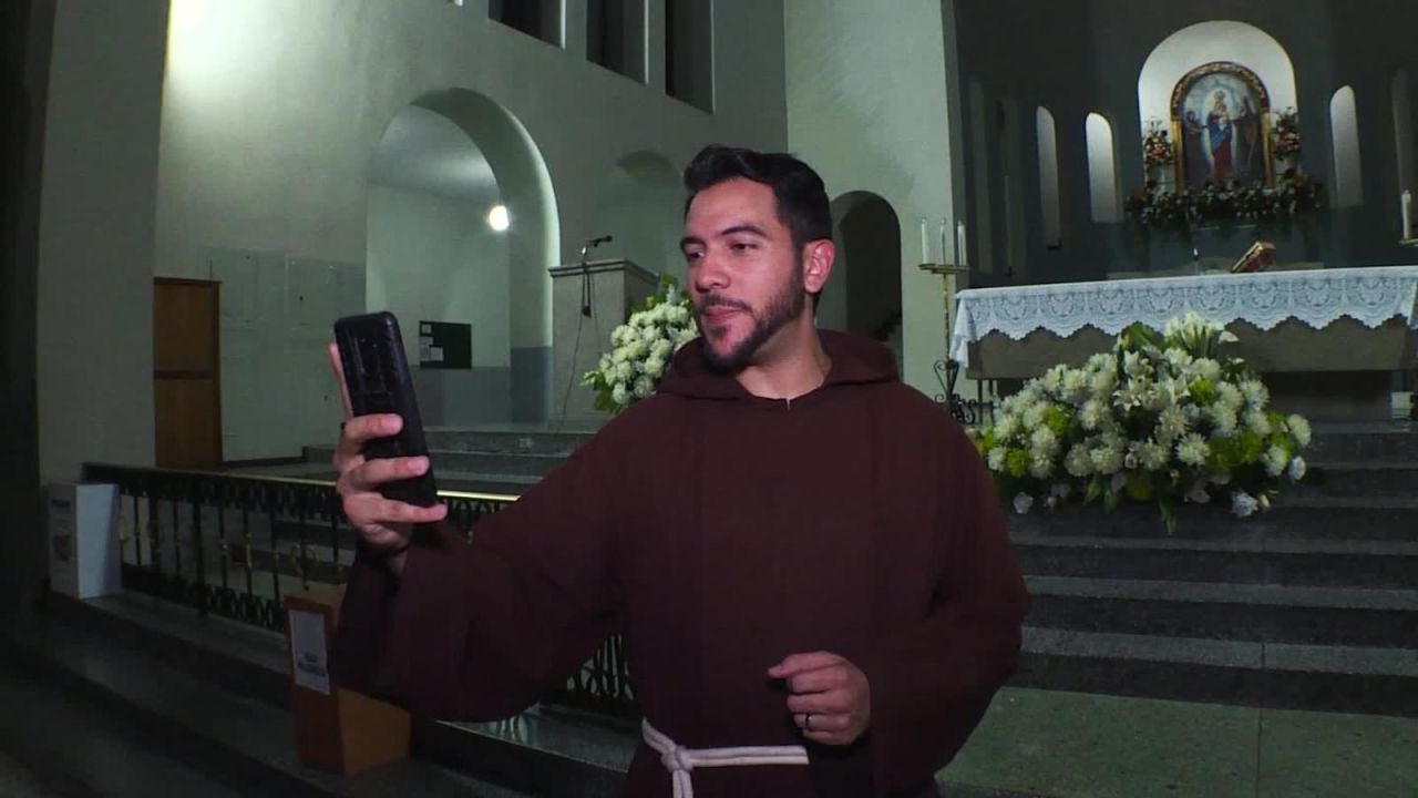 CNNE 672812 - este peculiar sacerdote predica asi la palabra de dios