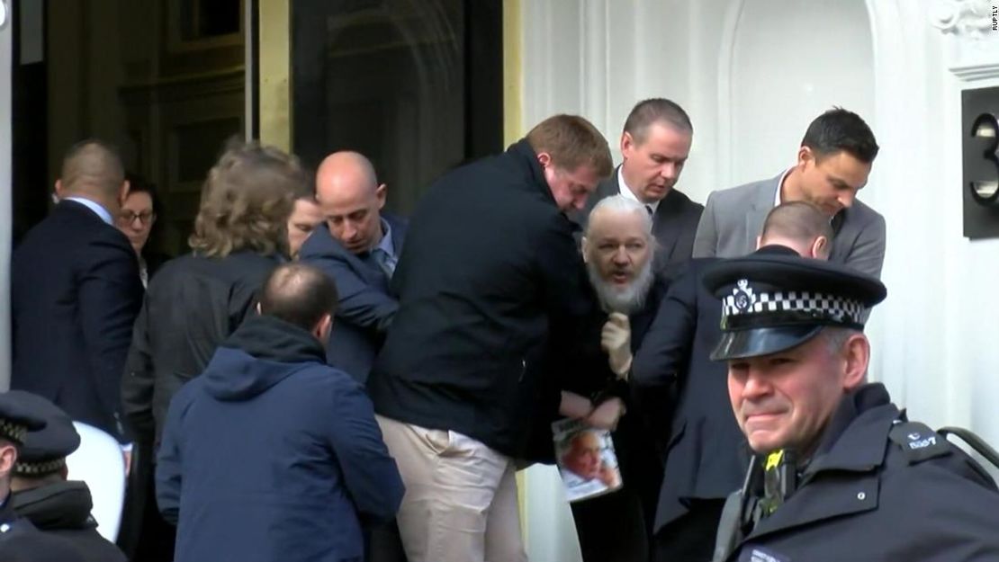 La policía saca a la fuerza al fundador de WikiLeaks, Julian Assange, de la Embajada de Ecuador en Londres el 11 de abril de 2019.