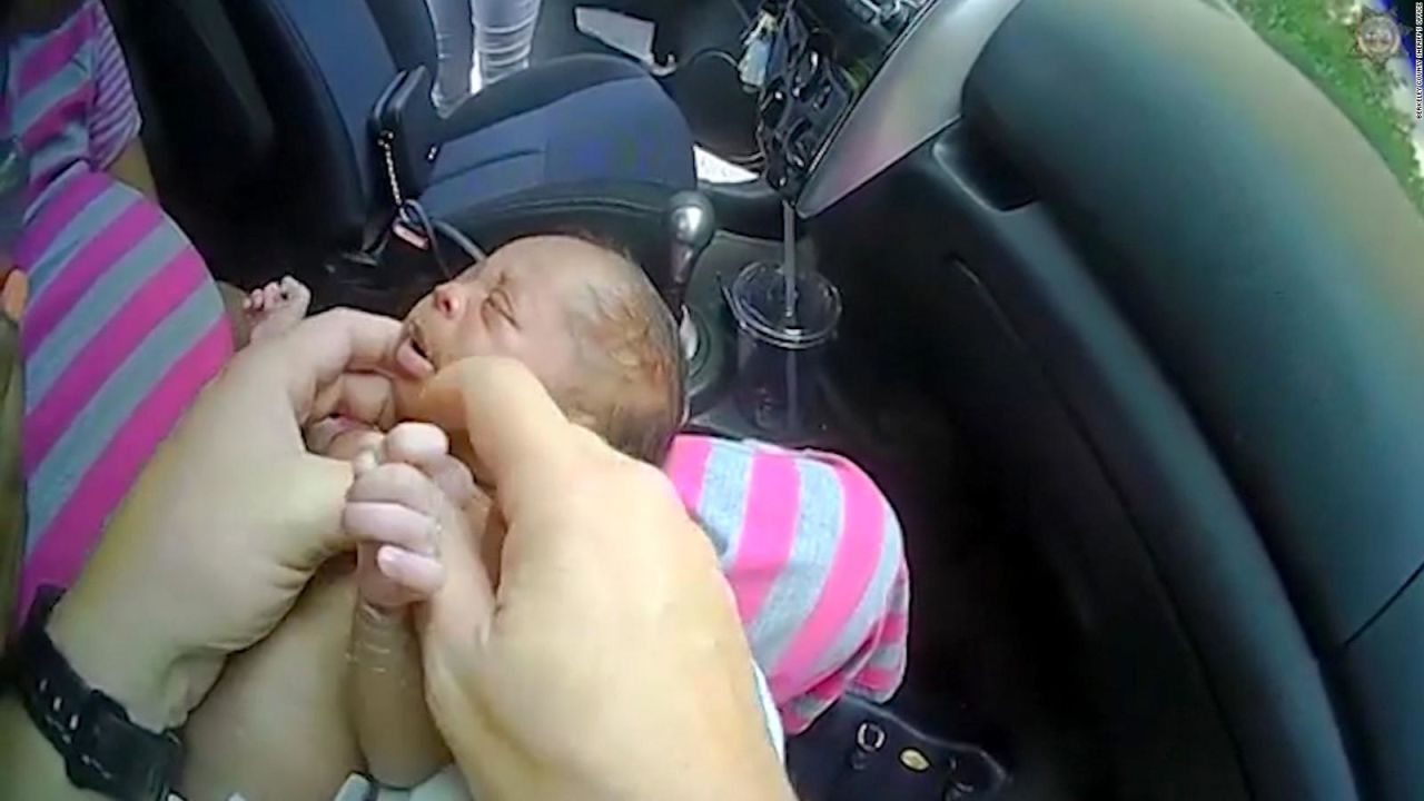 CNNE 672941 - policia salva a una bebe de 12 dias de nacida