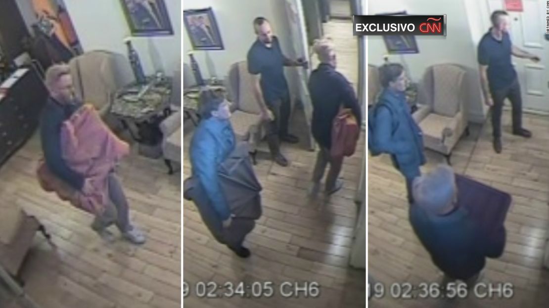 Extracción de cajas de la embajada: Los asociados de Assange retiran cajas cubiertas con sábanas de la embajada de Ecuador en Londres, en la madrugada del 19 de octubre de 2016. También extrajeron unos 100 discos duros, según reportes de vigilancia obtenidos por CNN.