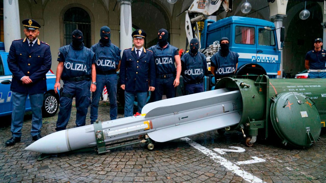 CNNE 673420 - policia italiana incauta un arsenal de guerra y parafernalia nazi