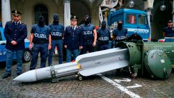 CNNE 673420 - policia italiana incauta un arsenal de guerra y parafernalia nazi