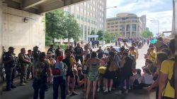 CNNE 673615 - protestas contra la deportacion frente a ice en washington