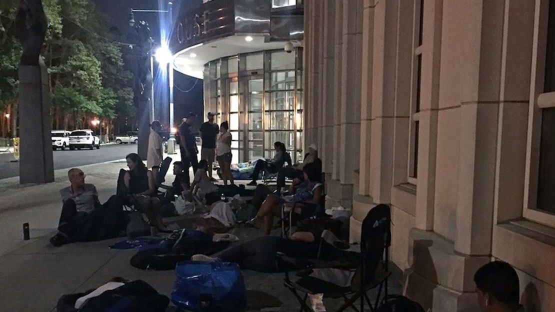 Periodistas hacen fila durante la madrugada del miércoles ante la corte donde se dará la sentencia del Chapo.