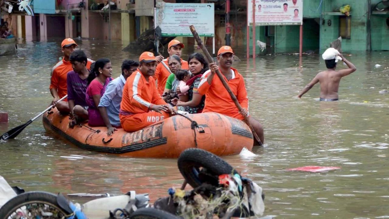 CNNE 673814 - inundaciones dejan a mas de cien muertos en bihar, india