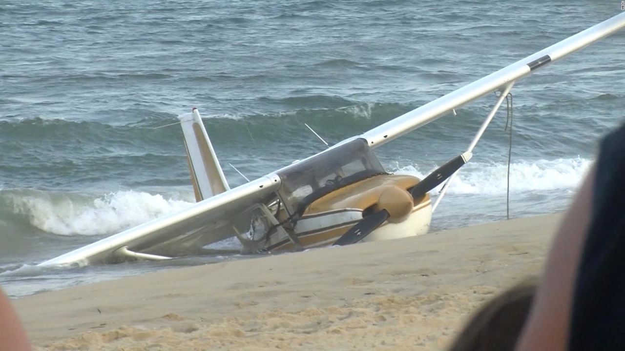 CNNE 674068 - mira el aterrizaje de emergencia de este avion en la playa