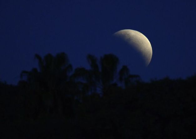 El eclipse lunar parcial visto desde Buenos Aires.