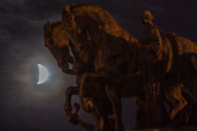 La Luna durante el eclipse se ve detrás del Monumento a la Independencia en Sao Paulo, Brasil.