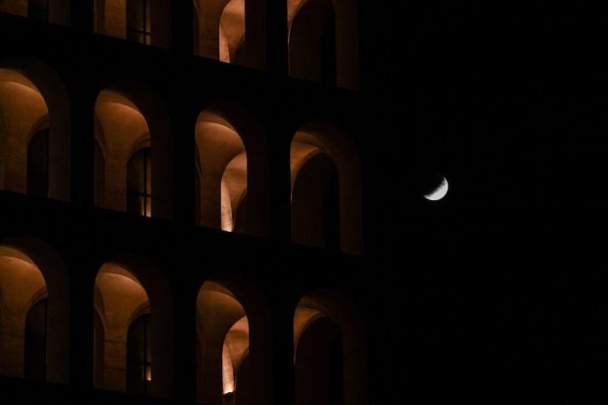 Así se vio el eclipse desde el Palazzo della civilta del lavoro en Roma.