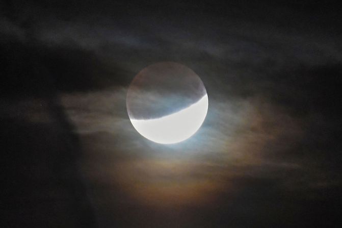 El eclipse visto desde Lavau-sur-Loire, oeste de Francia.