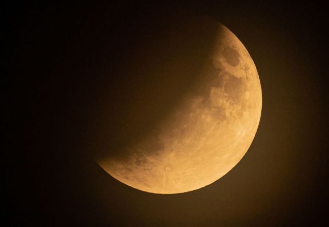 La Luna durante el eclipse vista desde Baden-Baden, Alemania.