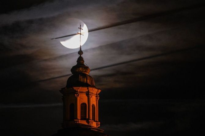 La Luna sobre la torre de la basílica en Weingarten, Alemania.