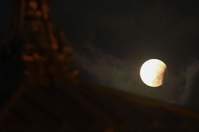 La Luna sobre el templo de Basantapur Durbar en Katmandú.