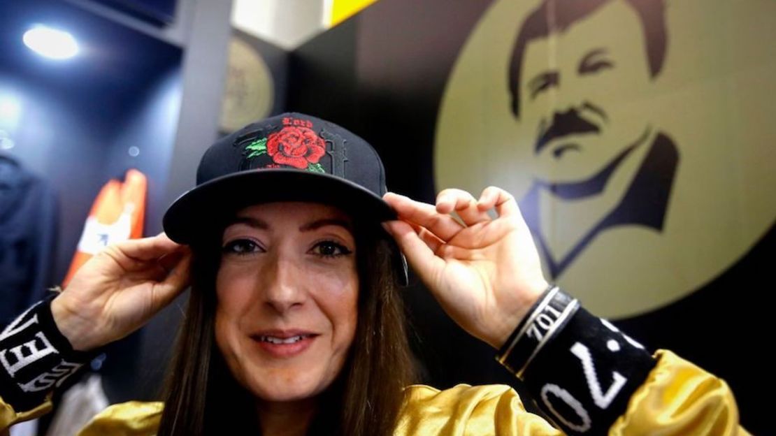 Una modelo viste una gorra de la marca de ropa de la hija del Chapo.