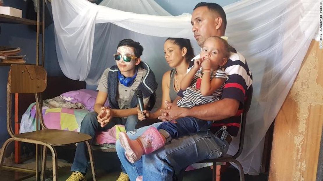 Rufo Chacón con su familia en su casa en Tariba, Táchira, Venezuela. (Crotesía: Luzdary de Pablos).