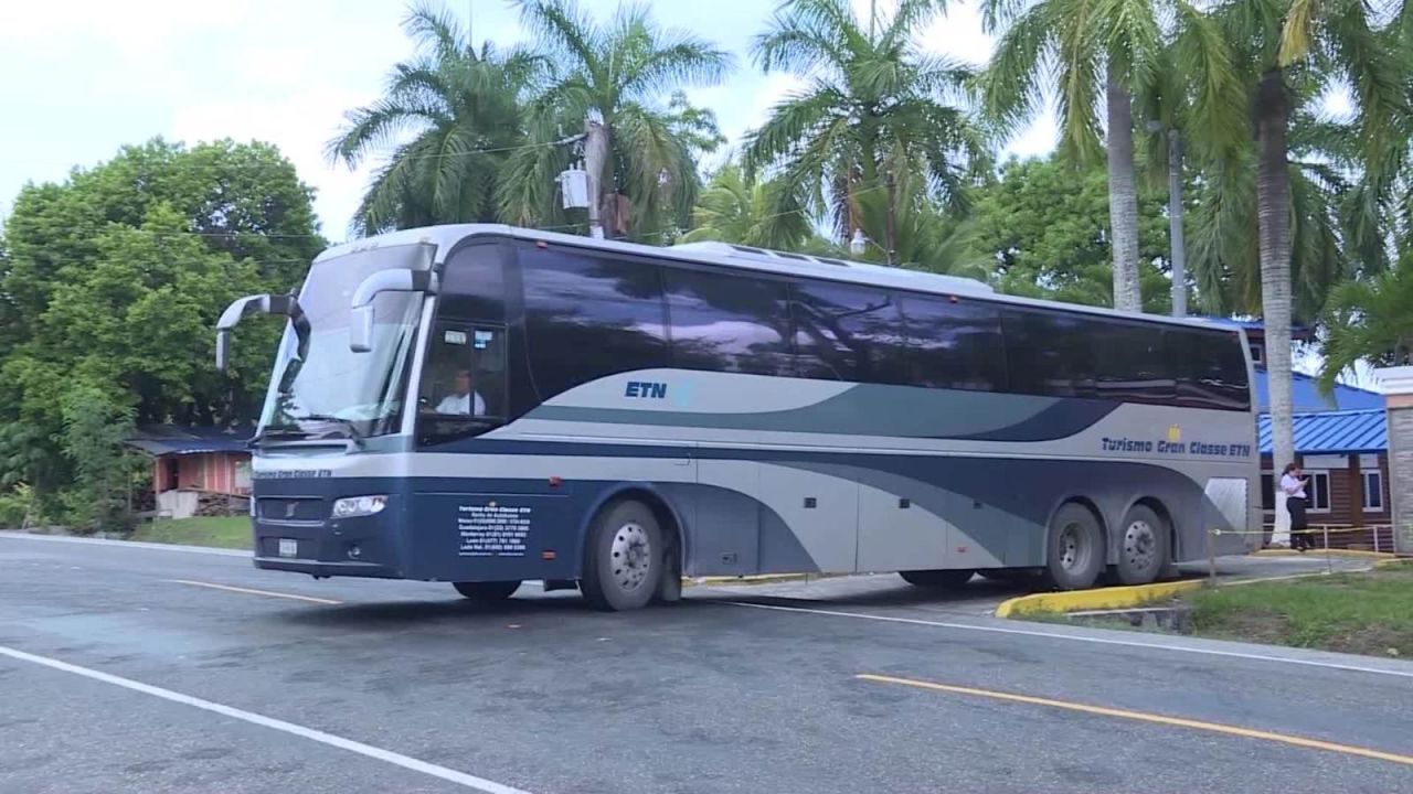 CNNE 674376 - 11 autobuses para deportar a 410 hondurenos de mexico