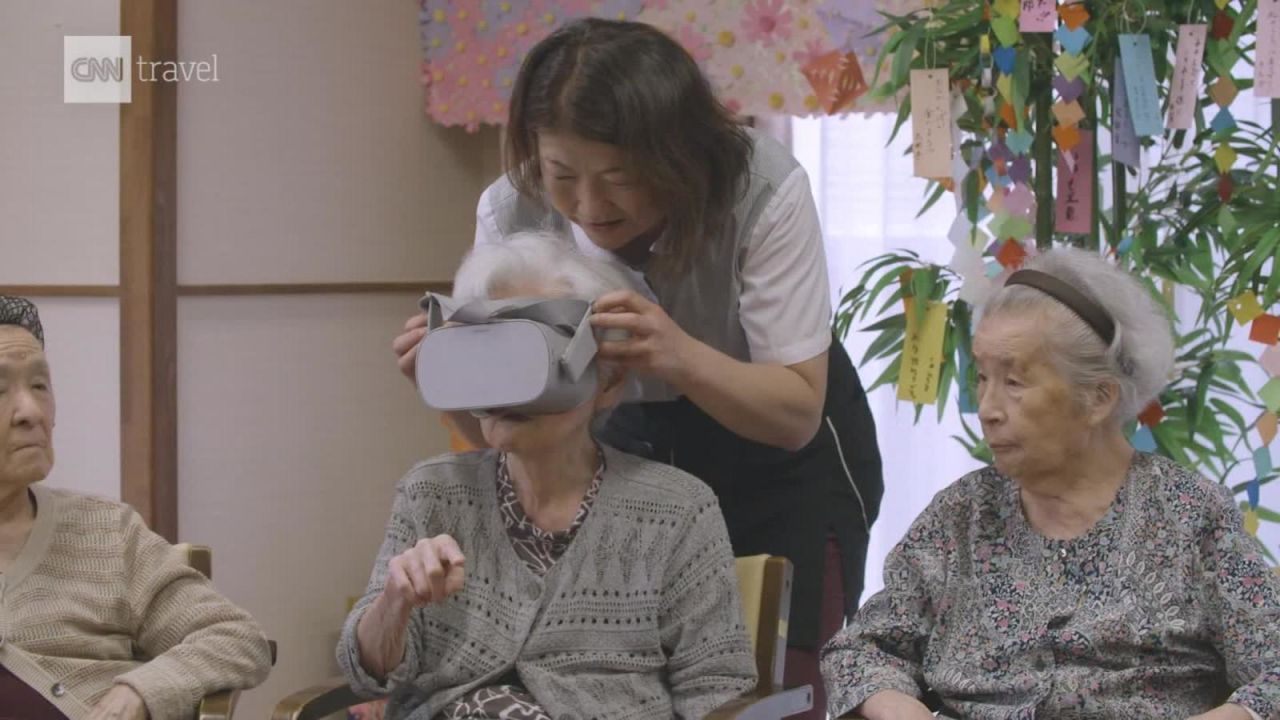 CNNE 674537 - ancianos japoneses recorren el mundo con realidad virtual
