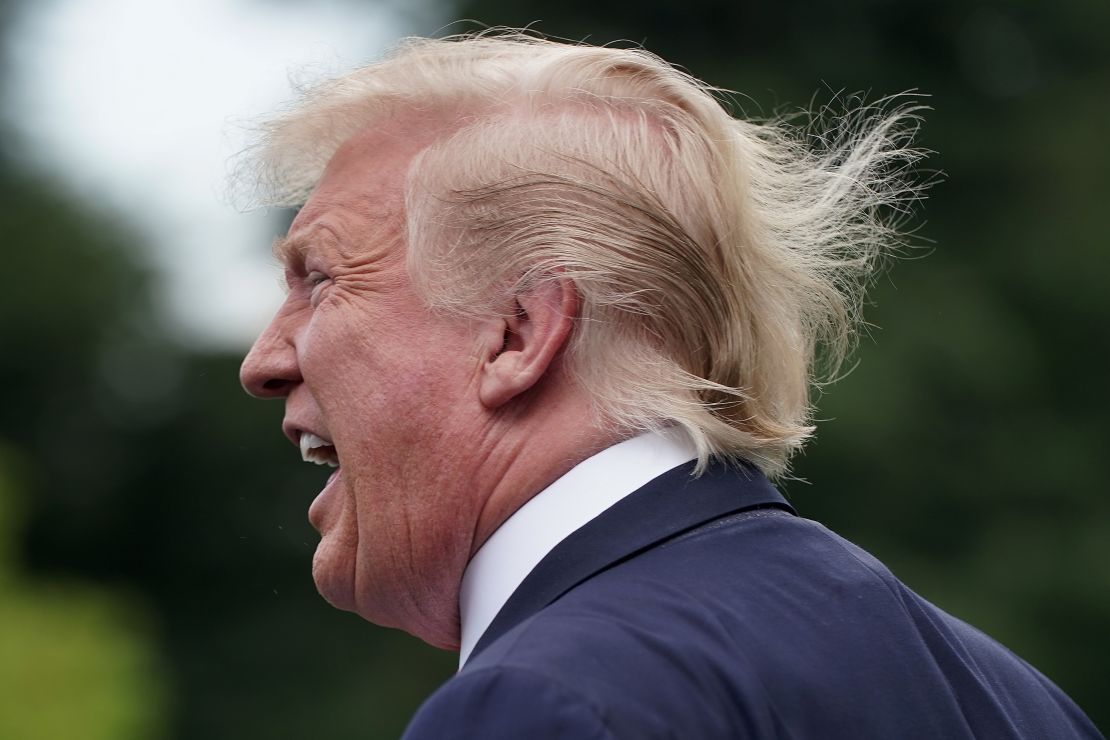 Donald Trump, hablando con reporteros en la Casa Blanca.