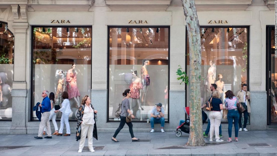 Vista frontal de una tienda de Zara en Madrid, España.