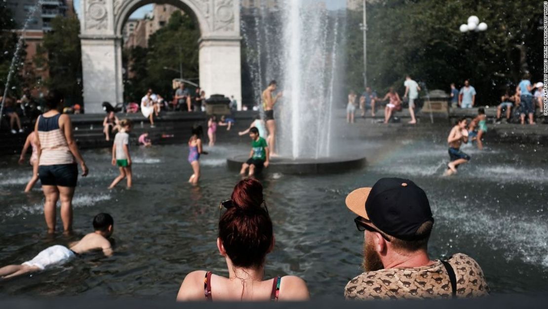 En Nueva York, varias personas optan por refrescarse en las fuentes de agua por la ola de calor.