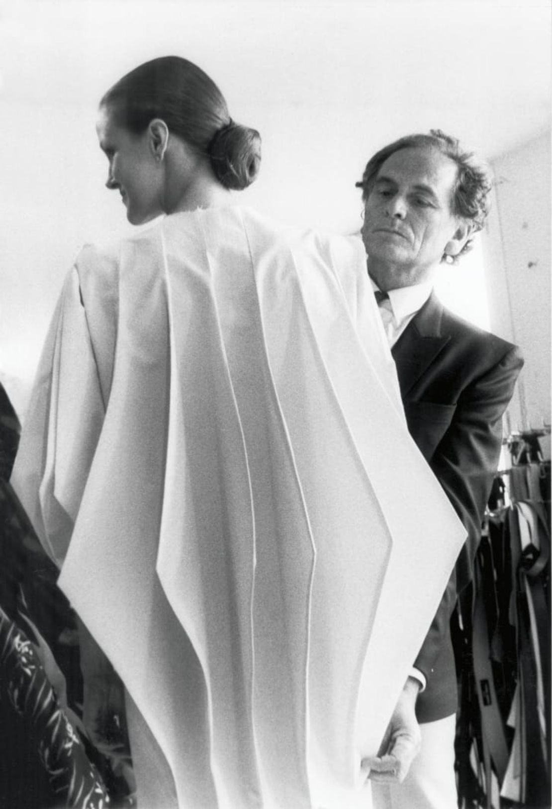 Pierre Cardin desarrollando su abrigo "Computer", en 1980.