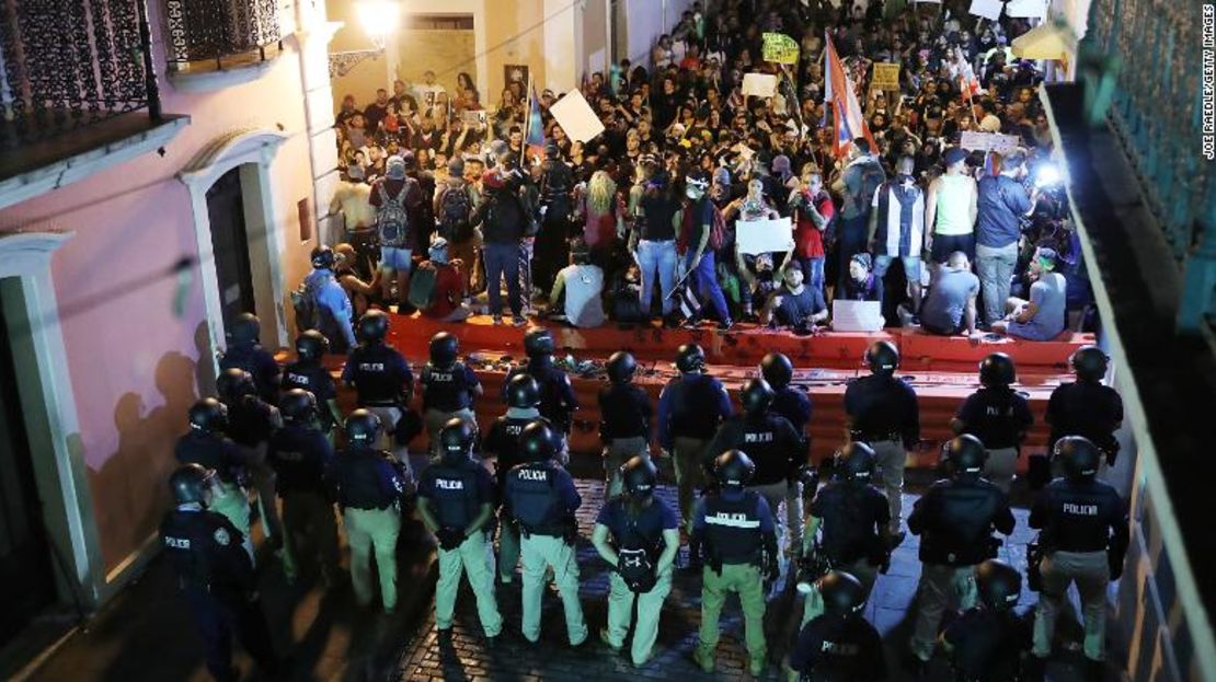 Imagen de las protestas ocurridas la noche del viernes en San Juan, Puerto Rico.