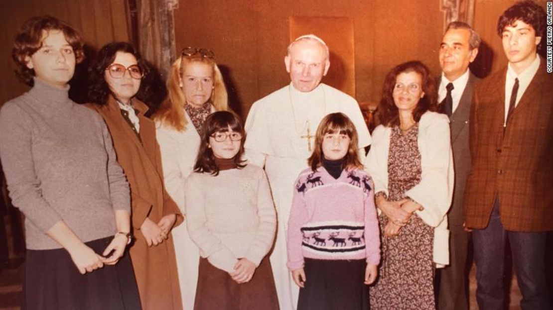 Papa Juan Pablo II con Emanuela Orlandi (suéter rosado, centro) y (desde la derecha) su hermano Pietro, su padre Ercole y su madre María.