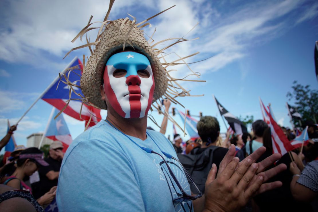 Los manifestantes han protestado desde que el Centro de Periodismo de Investigación de Puerto Rico publicó una serie de mensajes ofensivos, homofóbicos y misóginos entre Rosselló y otros miembros de su círculo íntimo.