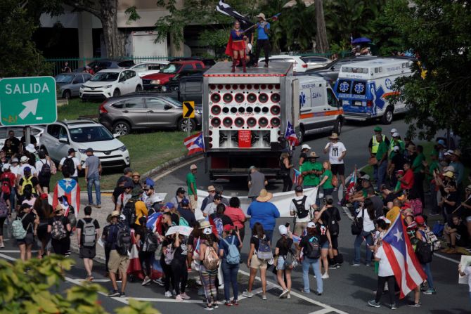 Rosselló dijo el domingo que no se postulará para la reelección el próximo año y que renunciará a su cargo como presidente del Partido Nuevo Progresista, pero eso no fue suficiente. La negativa de Rosselló a renunciar fue como el gasolina para una multitud que ya estaba en llamas.