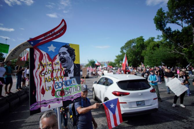 La alcaldesa de San Juan, Carmen Yulín Cruz, dijo a CNN que la negativa del gobernador a retirarse ha "agregado combustible al fuego".