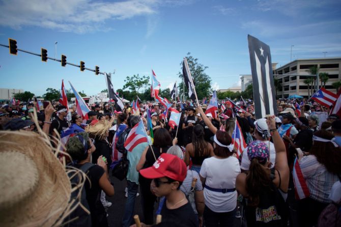 #RickyRenuncia ha sido el grito de los manifestantes en las calles y en línea. Ahora se está escribiendo en las calles de San Juan.