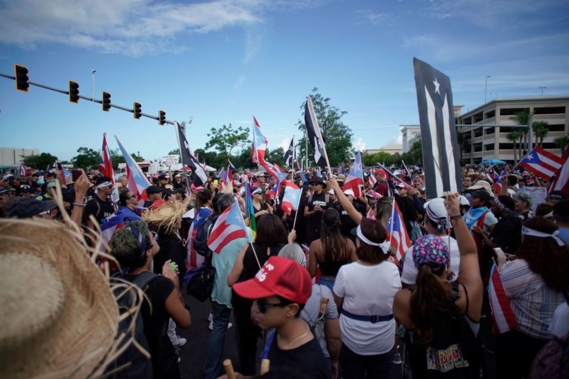 #RickyRenuncia ha sido el grito de los manifestantes en las calles y en línea. Ahora se está escribiendo en las calles de San Juan.