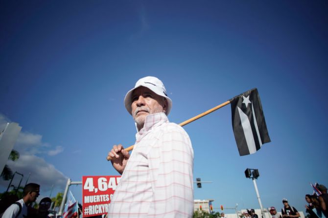 Los manifestantes reciben ayuda de los grandes camiones, que ayudan a bloquear las carreteras para que puedan avanzar. Los camiones también están ayudando a amplificar los cantos de protesta.